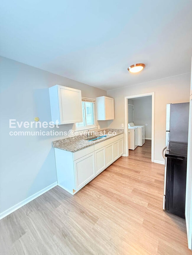 Building Photo - 3 Bed/1 Bath Home with Fenced Yard / Pet-Friendly / Vouchers Accepted / Available Now!