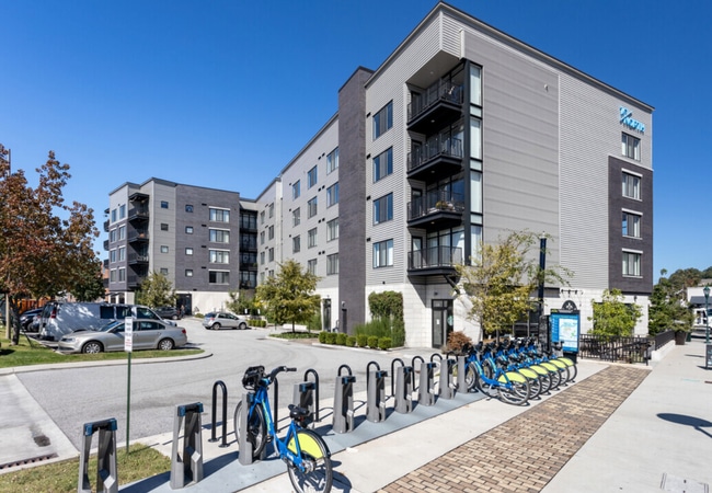 Foto del edificio - Coveted Corner 1-bed With Private Wrap-Aro...