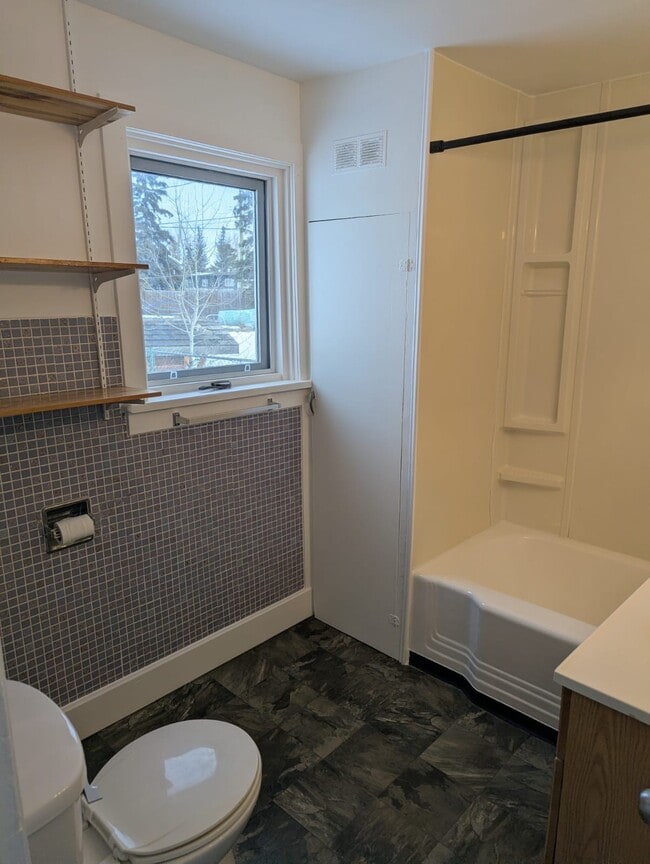 Building Photo - 1616-1102 102 Ave