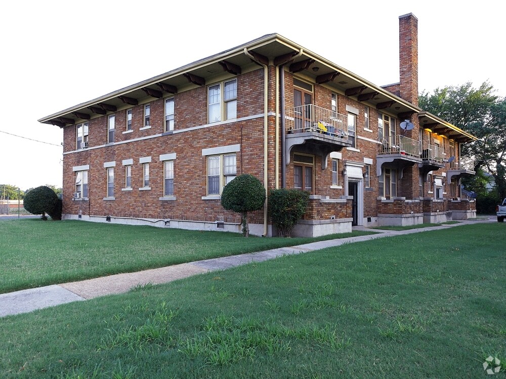 Overton Place Apartments in Memphis, TN