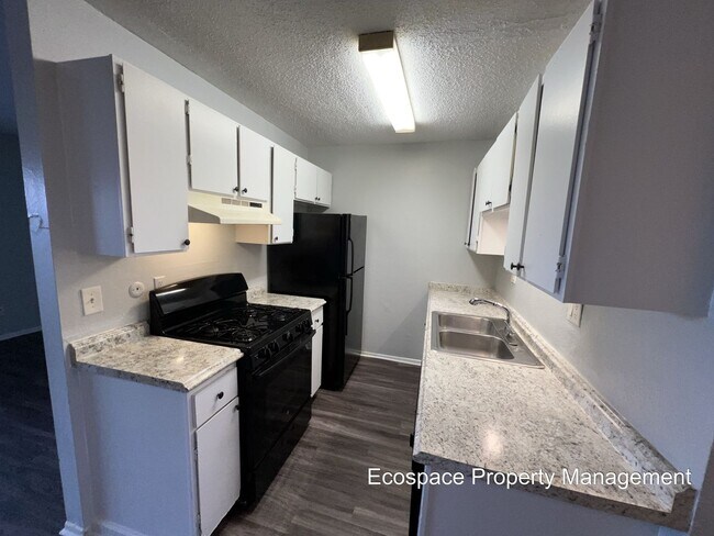 Foto del edificio - 2 Bedroom 1 Bathroom Garden Level Apartment in Aurora