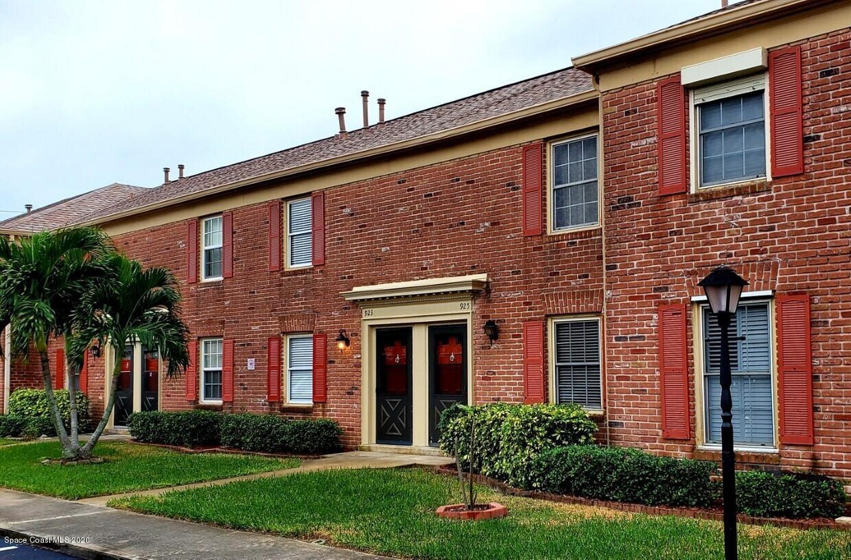 Primary Photo - 923 N Colonial Ct
