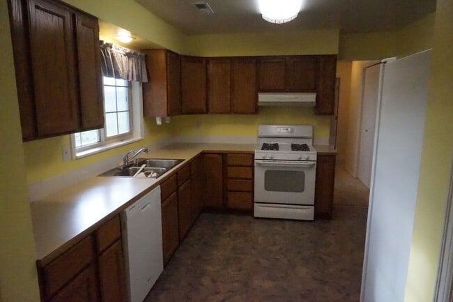 Building Photo - Large lot with room for a garden