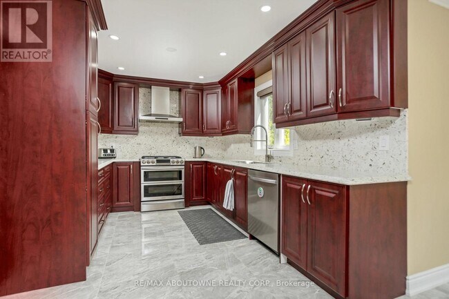 Building Photo - 2235 Grenville Dr