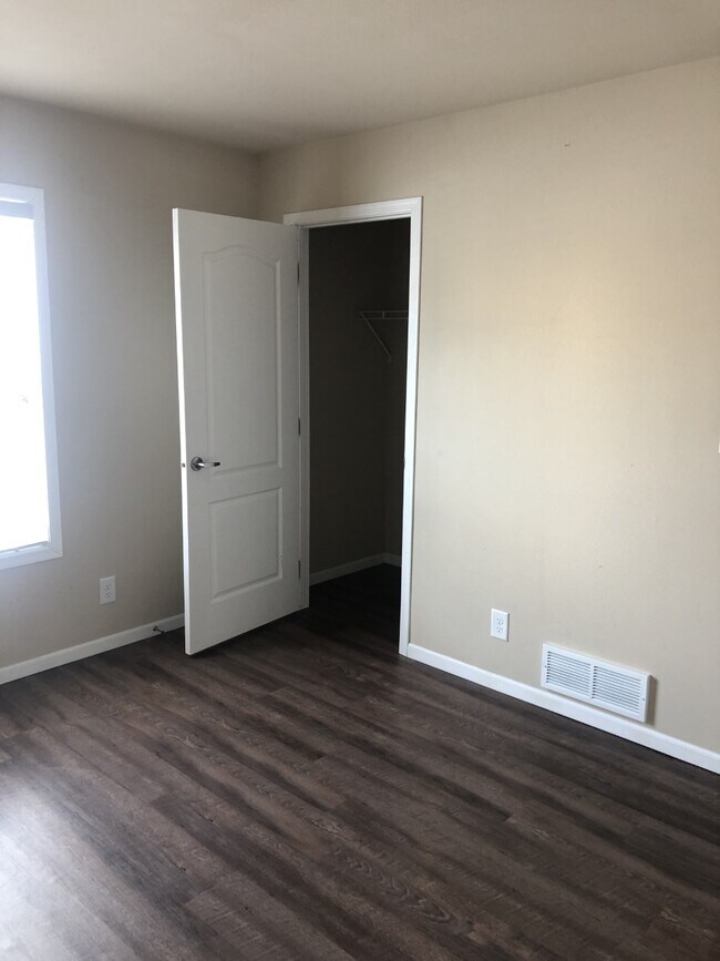 Building Photo - 418 Roxy Ln