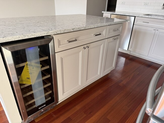 Foto del edificio - 1301 W Madison St