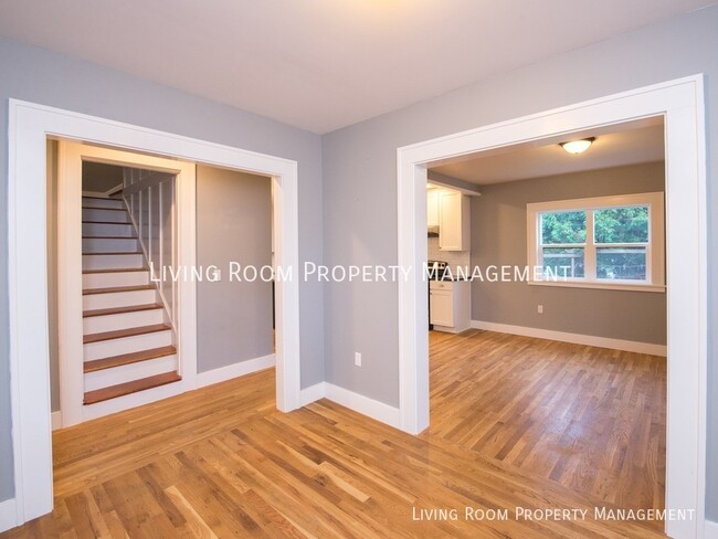 Foto del edificio - 1926 Fully Remodeled Farmhouse with a Fenc...