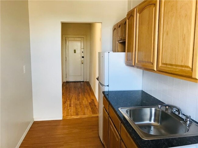 Building Photo - 225 W 233rd St