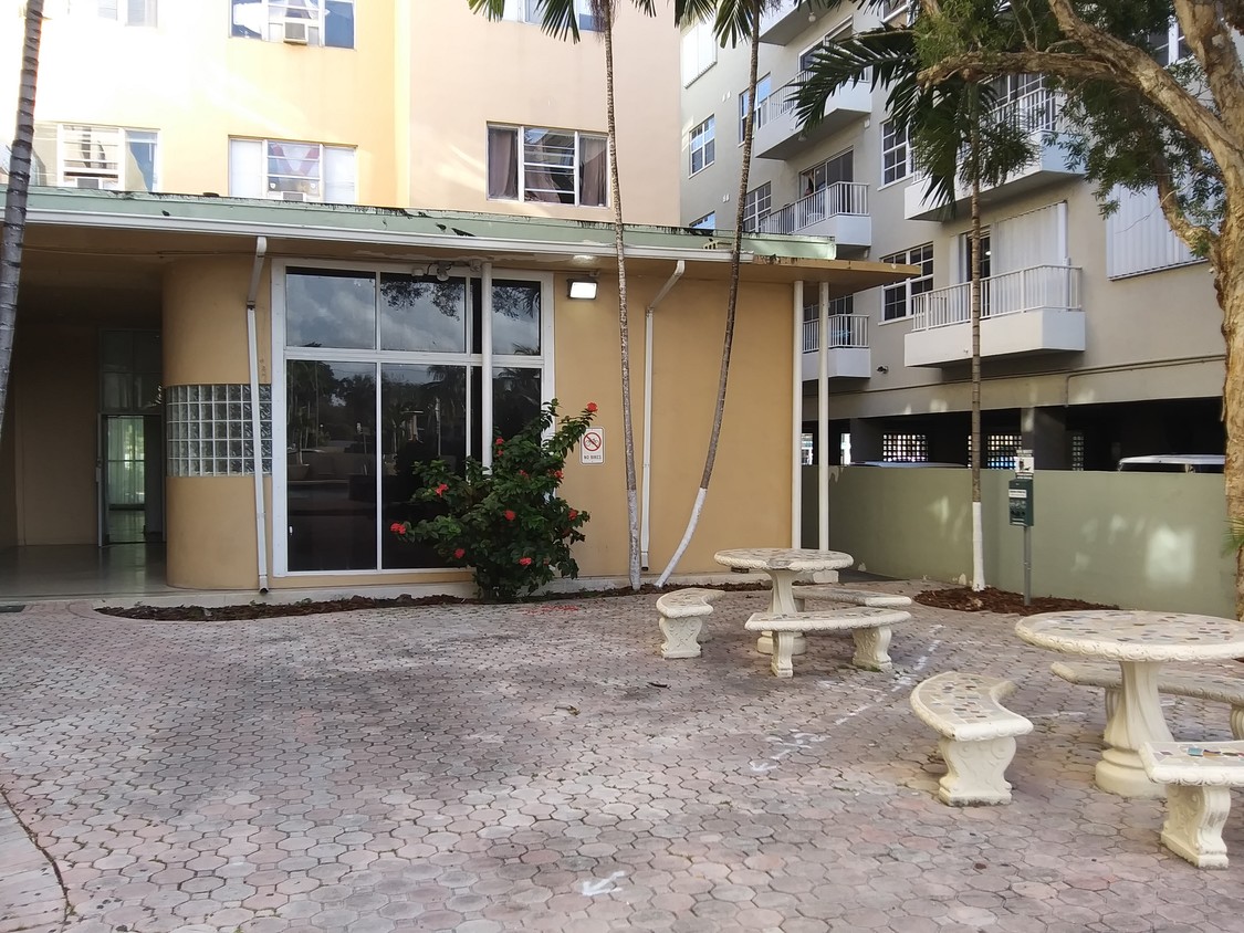 Primary Photo - 2618 Collins Ave