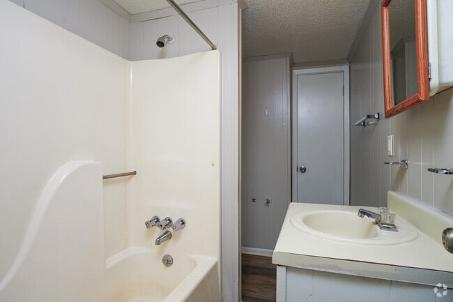 1BR, 1BA - 533SF - Primary Bathroom - Sidon Estates