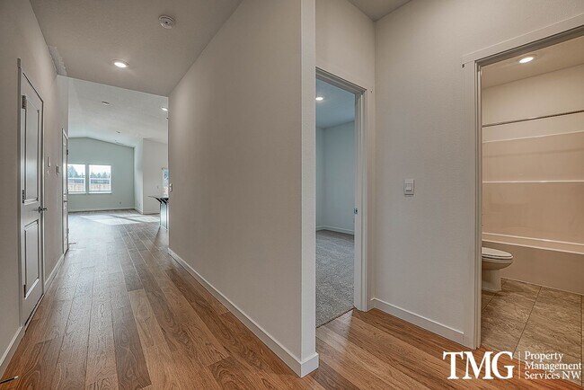 Building Photo - Spacious Single-Level Battle Ground Home