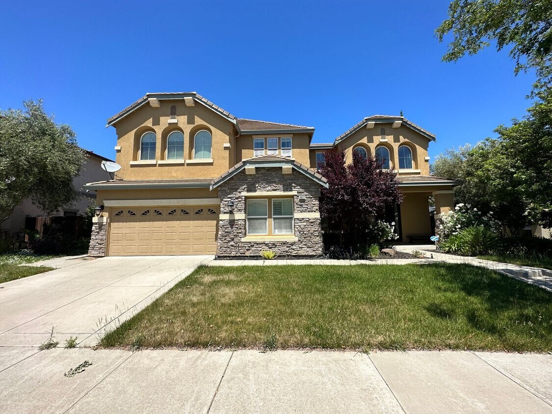 Primary Photo - Beautiful Deer Ridge 4 Bed 3 Bath Home