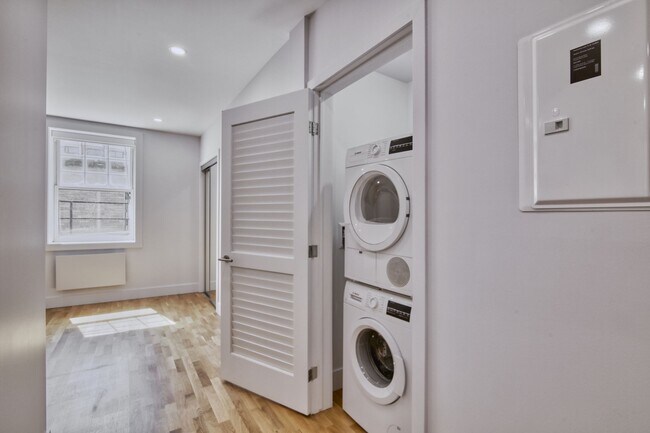 Building Photo - 2100 Rue du Fort