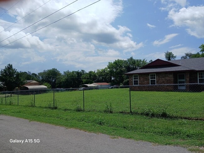 Building Photo - 3 Bedroom 2 bath