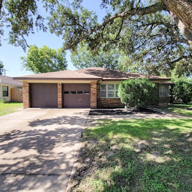 Charming Willowbrook Three-Bedroom Home! - Charming Willowbrook Three-Bedroom Home!