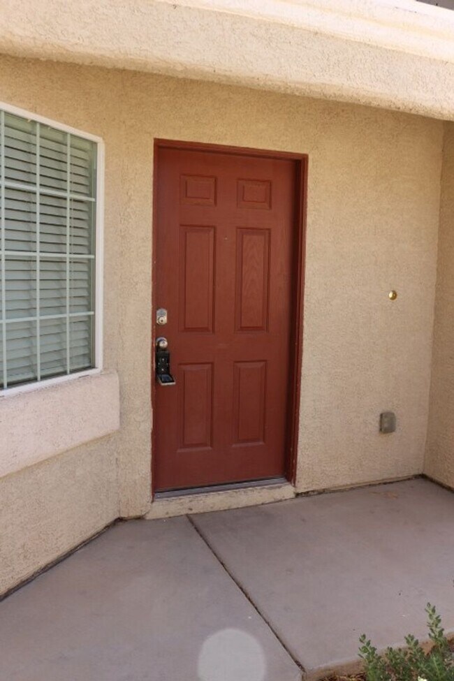 Building Photo - SHOWINGS AVAILABLE NOW