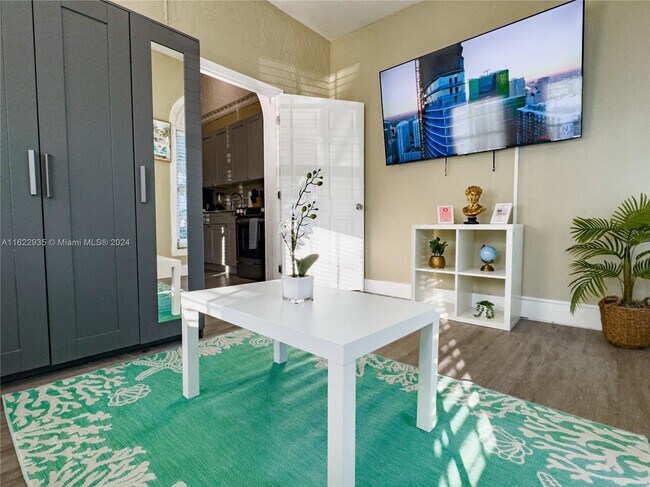 Foto del edificio - 1845 SW 11th St
