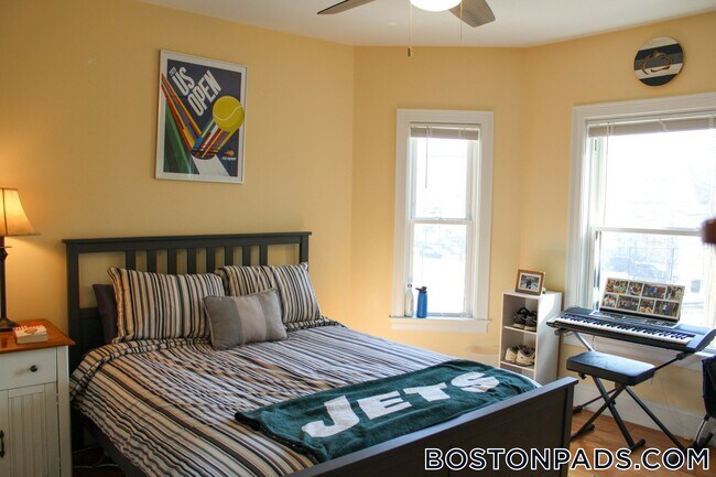 Building Photo - 118 Holland St