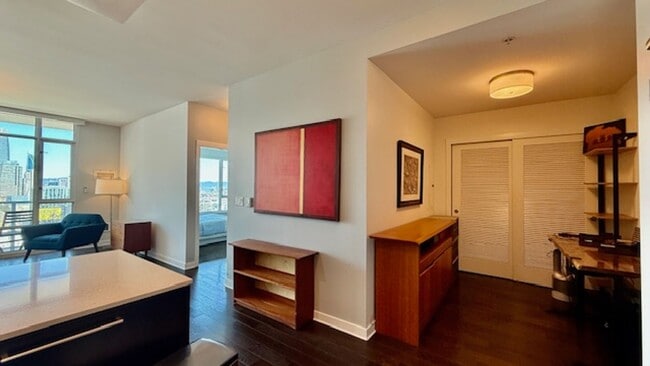 Building Photo - FURNISHED Modern 1BR + Den/1BA w/ Breathta...
