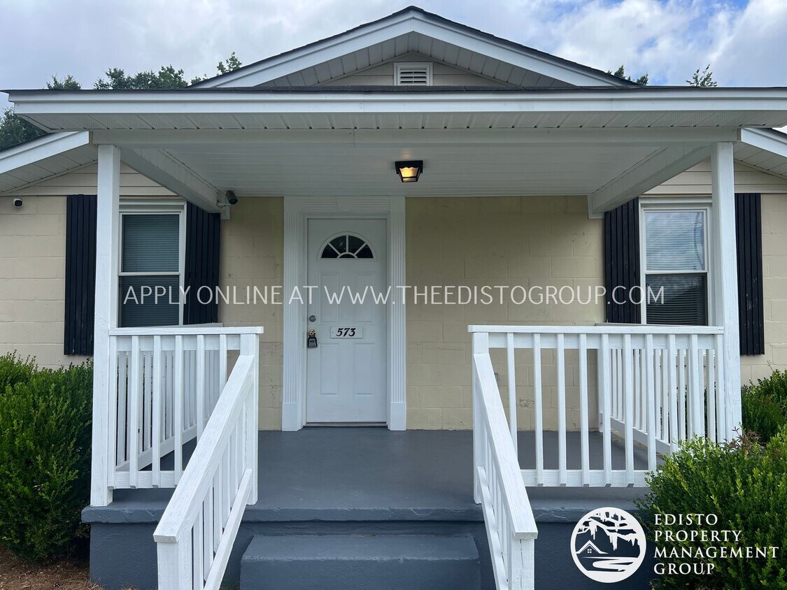 Foto principal - Charming 3BR Home with Screened Porch & Sp...