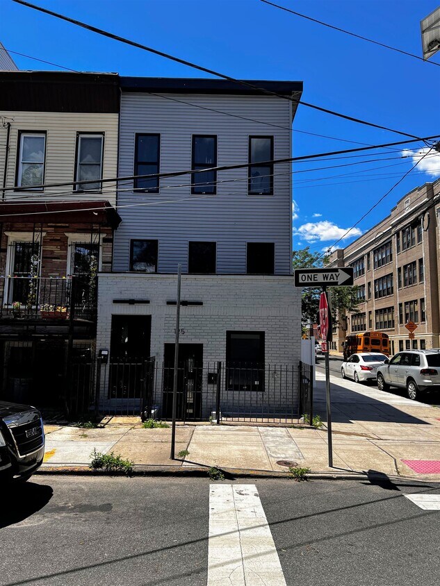 Primary Photo - 125 Maple St