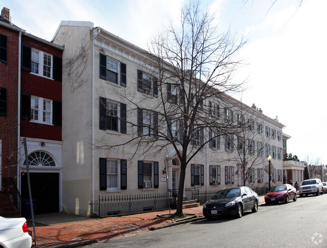 Building Photo - The Colonial