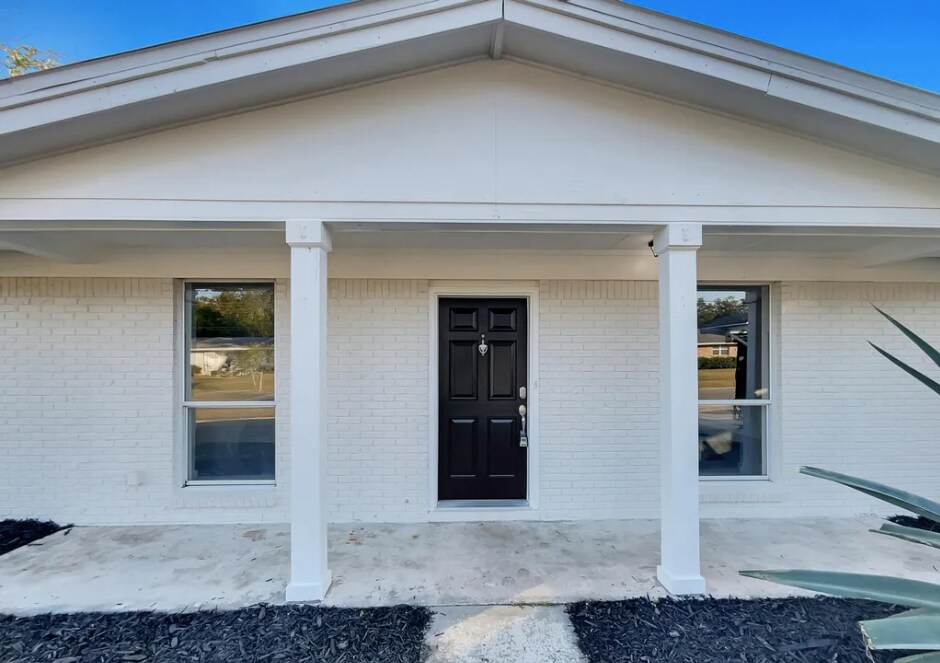 Primary Photo - 7748 Knoll Dr N