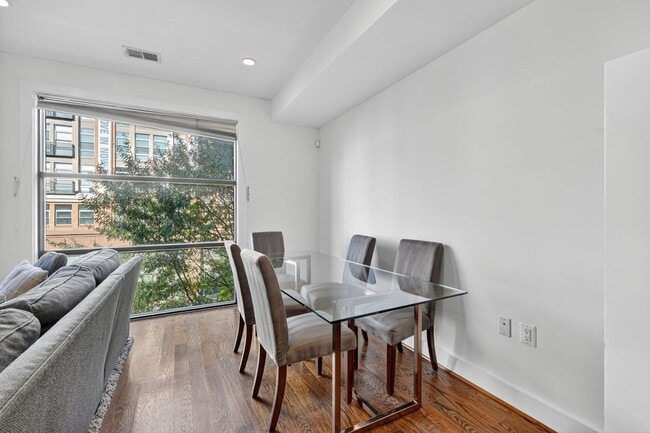Foto del edificio - Sophisticated, Beautifully Furnished 2br/2...
