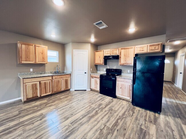 Building Photo - Cozy 3 bedroom home with a fenced backyard