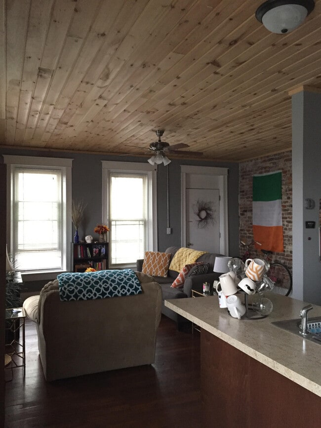 Building Photo - 1 Bedroom 1 Bath Upstairs Downtown Lafayette