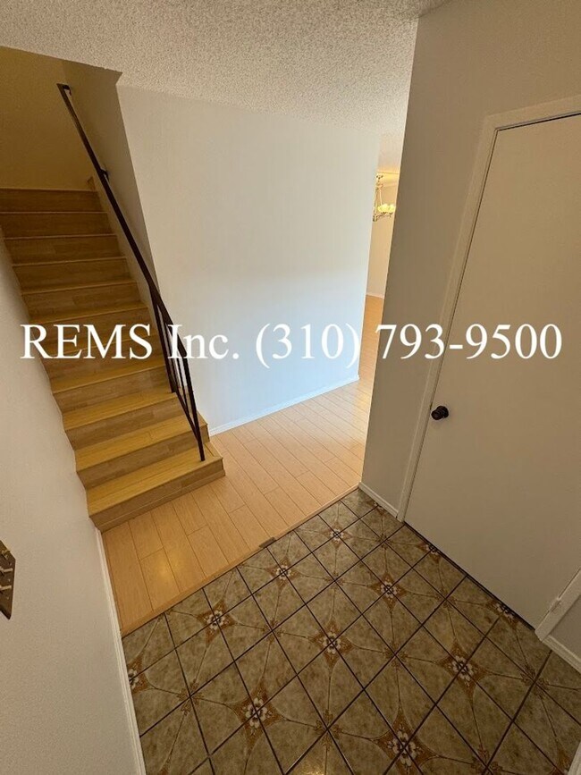Foto del edificio - Remodeled Townhome with Garage and Laundry...