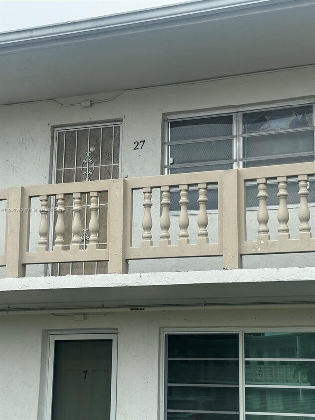 Foto principal - 20120 NE 2nd Ave