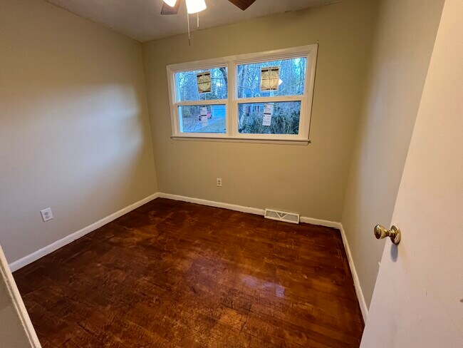 Building Photo - 13 Pinehurst Cir
