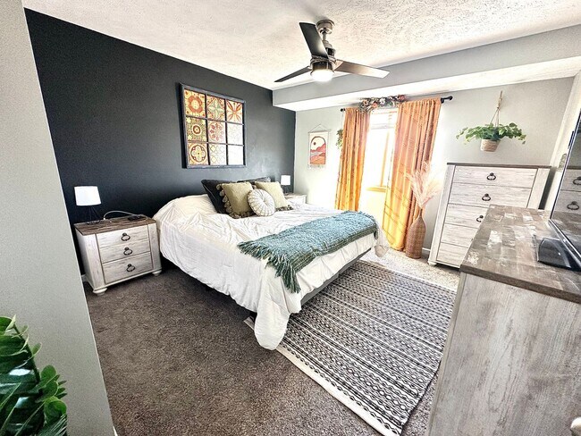 Foto del edificio - Charming and Updated 2 Bedroom House Avail...