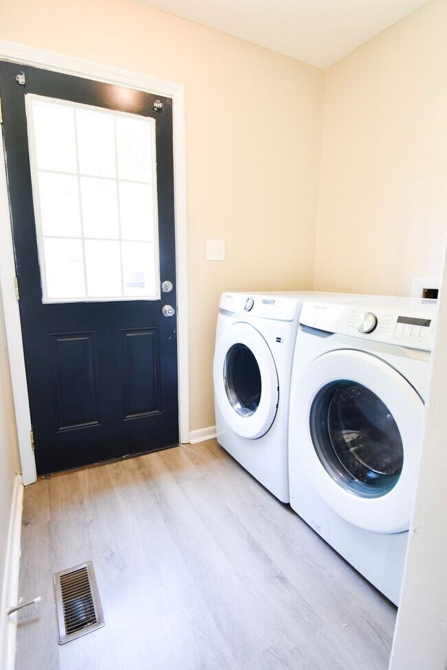 Foto del edificio - Coming Soon: 3 BEDROOM 2 BATHROOM - PETS C...