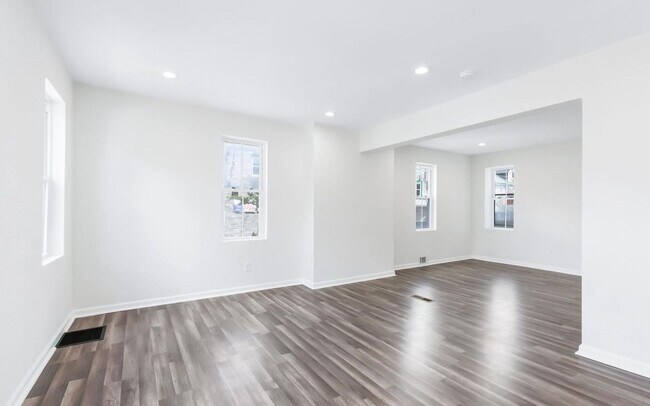 Building Photo - Coming Soon! 3 bedrooms 2.5 bath Home located in Lancaster Pa