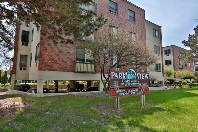 Primary Photo - Parkview Apartments