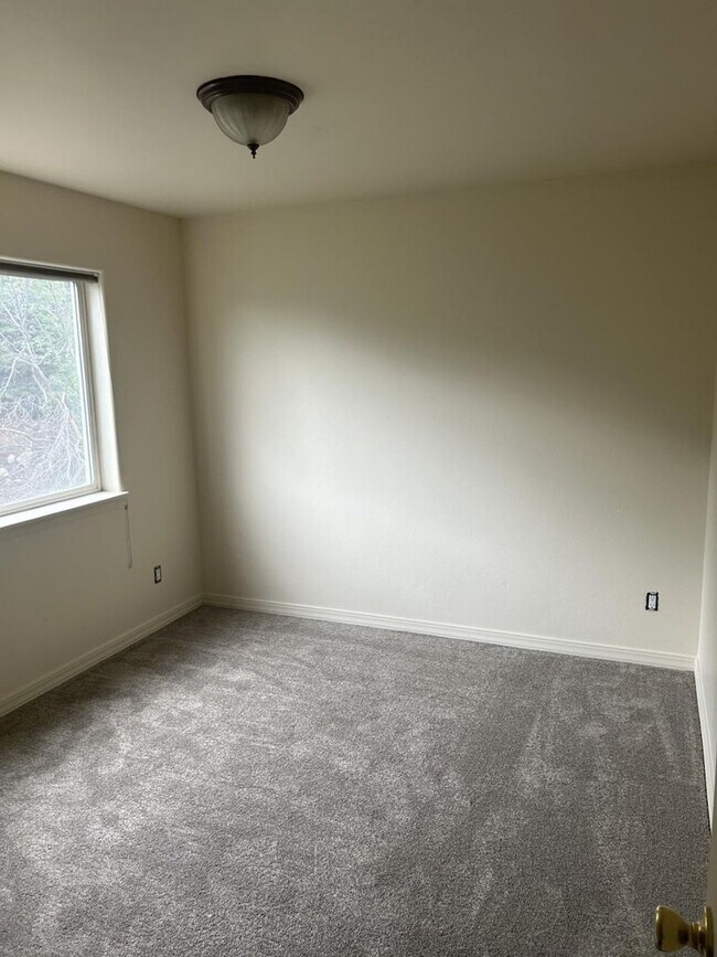 Foto del edificio - Charming 3-Bedroom, 2-Bath Townhouse Near ...