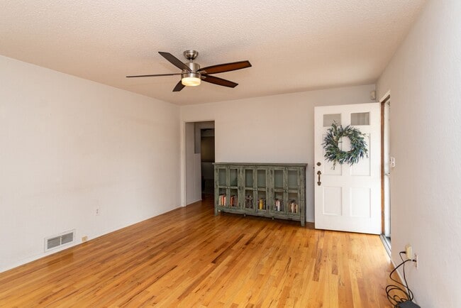 Building Photo - Lovely Downtown Property!
