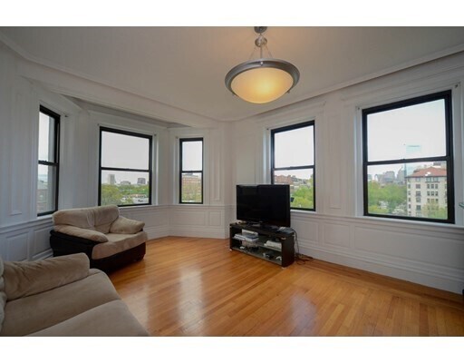 Primary Photo - 464 Commonwealth Avenue
