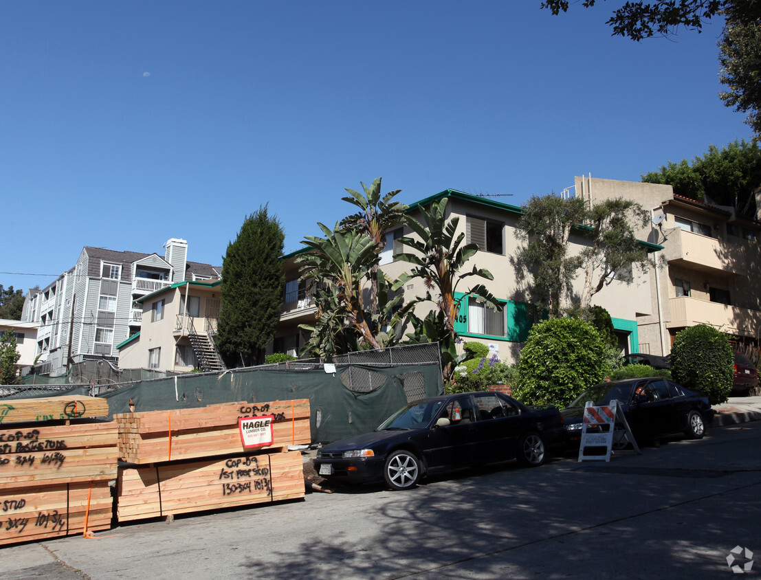 Building Photo - 1405 Barry Ave