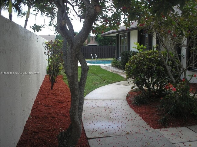 Building Photo - 303 SW 28th Ave