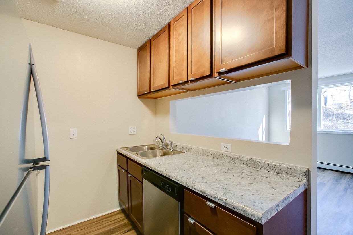 Primary Photo - 1337 Arkwright St N