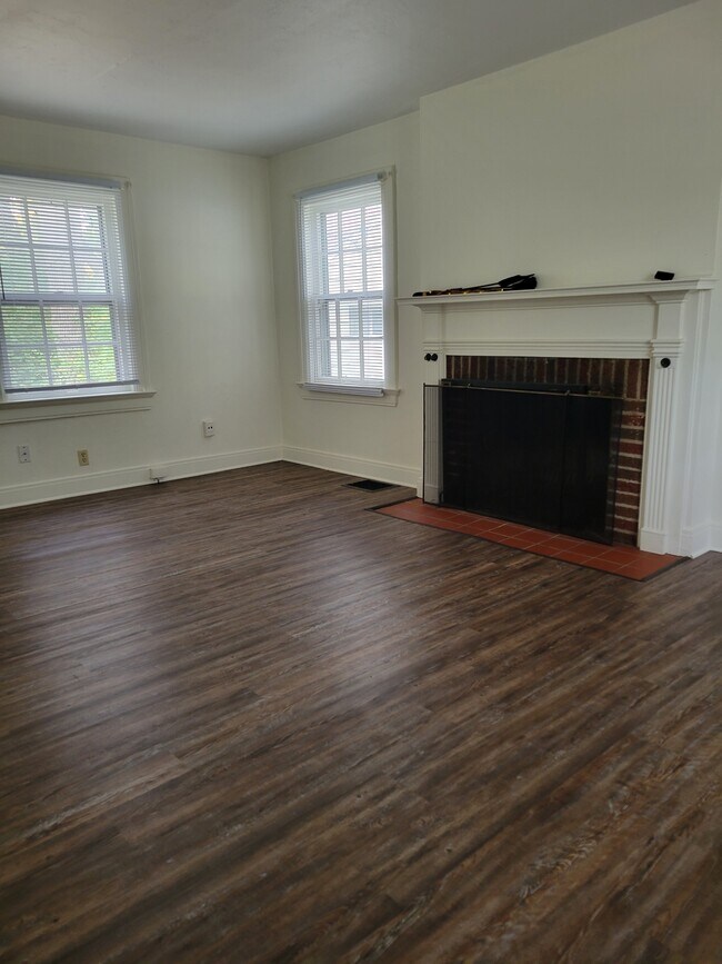 Building Photo - 3871 Far Hills Ave