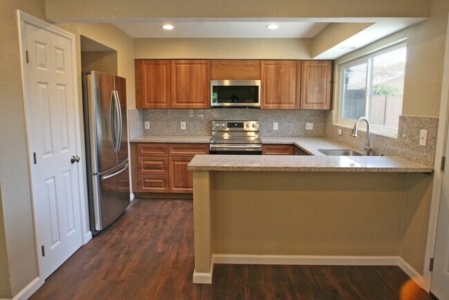Foto del edificio - 1080 Holly Hill Dr - Beautifully Remodeled...