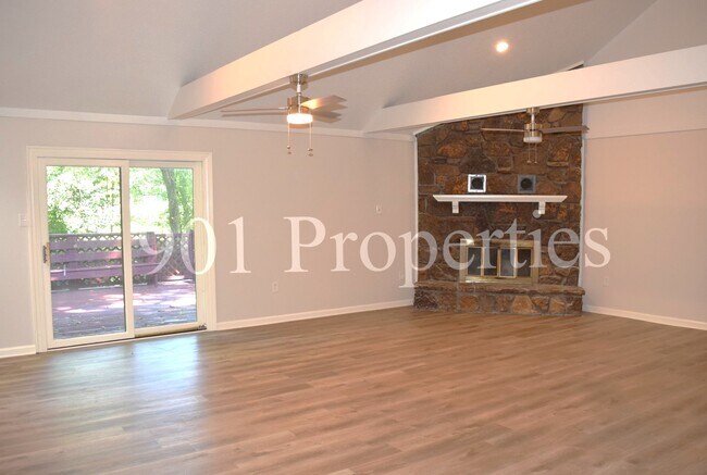 Foto del edificio - 8660 Beechcroft Pl N