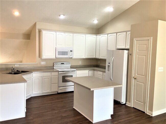 Building Photo - 3795 Thorngate Drive Unit 11D-B