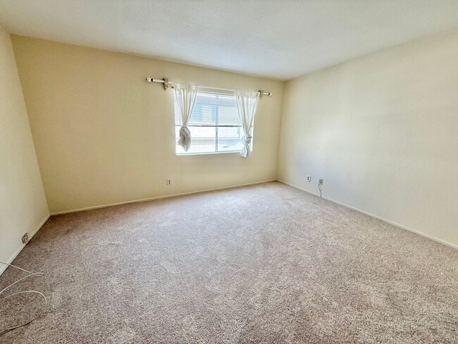 Building Photo - ONE BEDROOM UNIT IN THE HEART OF LAKE FOREST