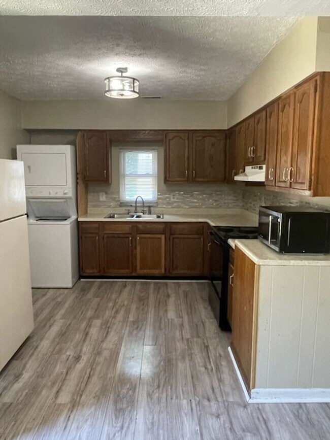 Foto del edificio - Two Bedroom One Bath Apartment In Huntington