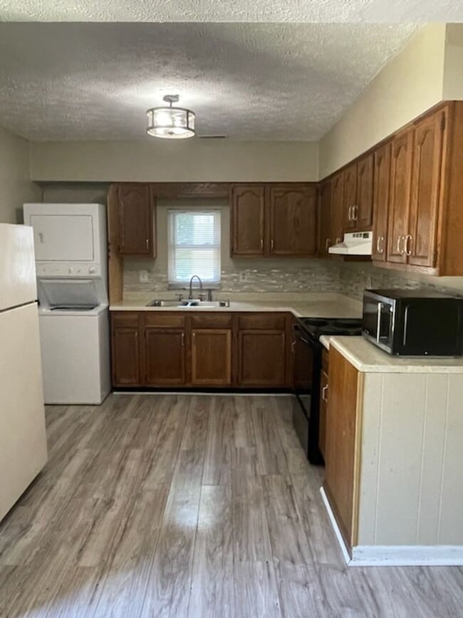 Building Photo - Two Bedroom One Bath Apartment In Huntington